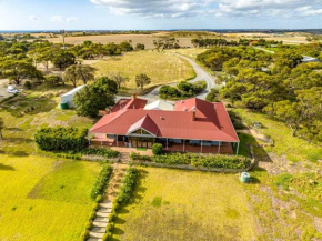 Condor Estate Spacious with Vineyard & Fireplace